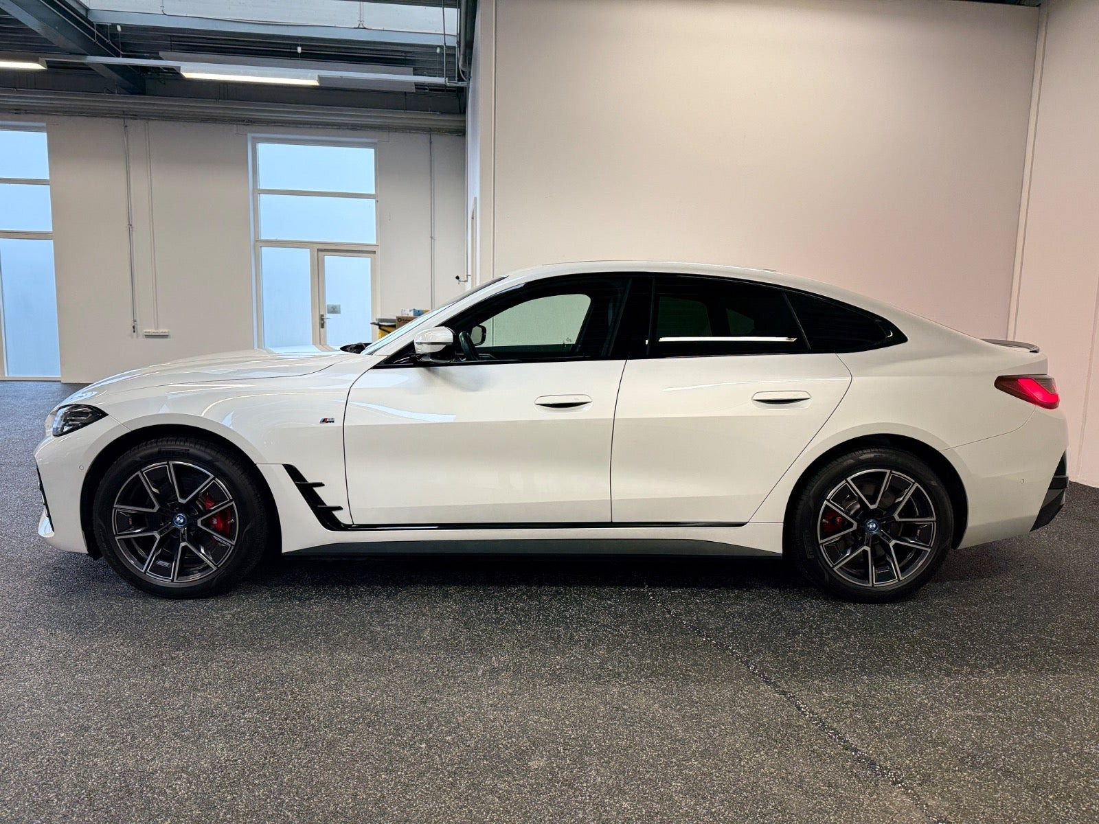 Hvid BMW i4 fra 2024