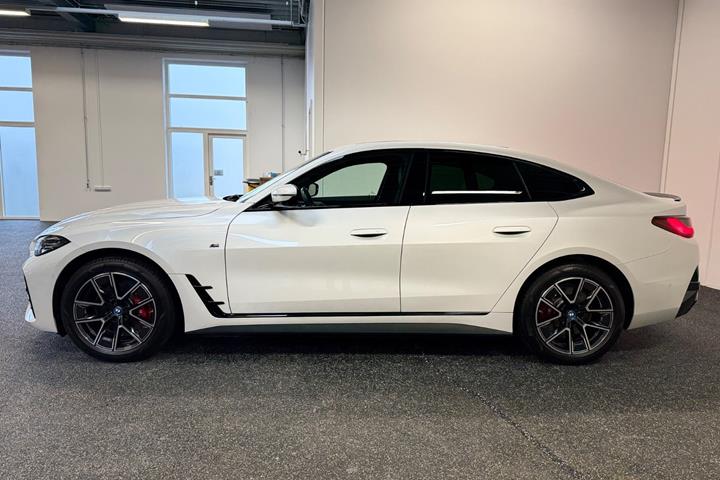 Hvid BMW i4 fra 2024