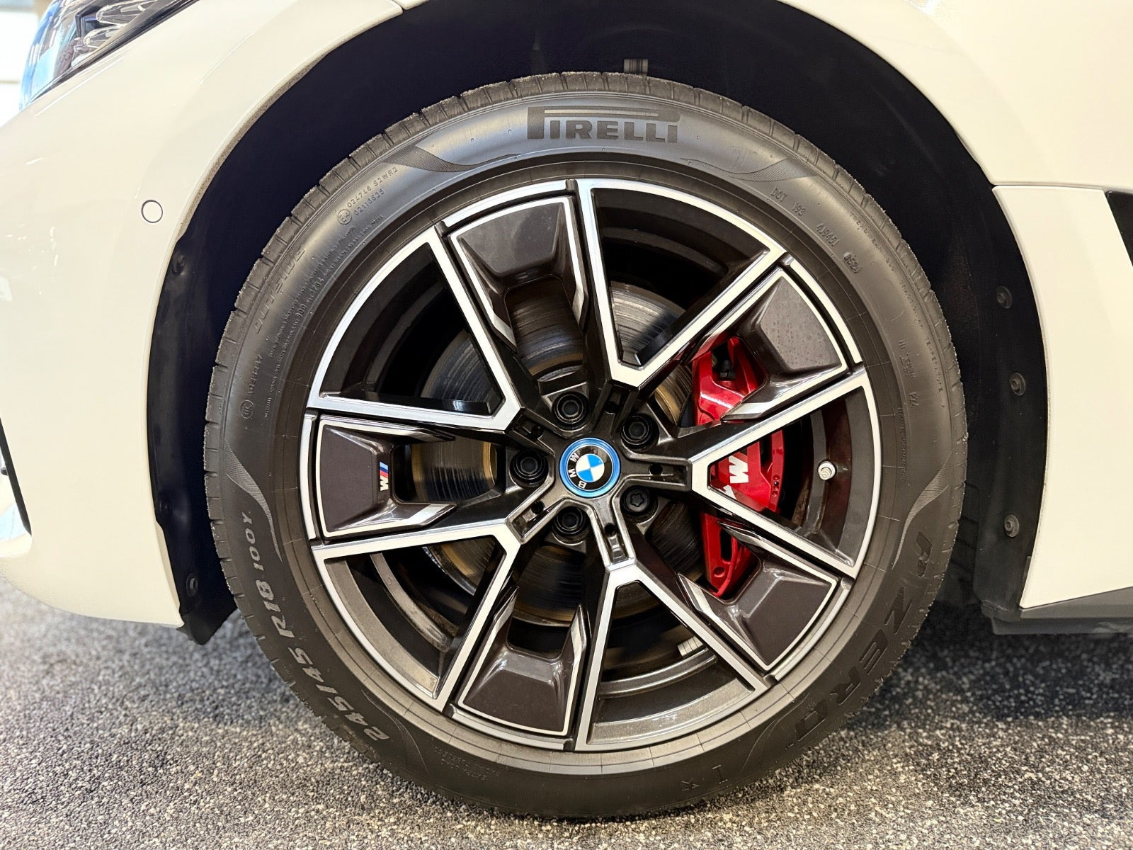 Hvid BMW i4 fra 2024