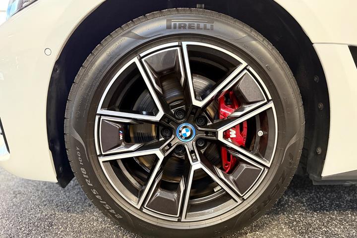 Hvid BMW i4 fra 2024