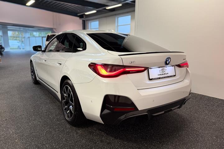 Hvid BMW i4 fra 2024