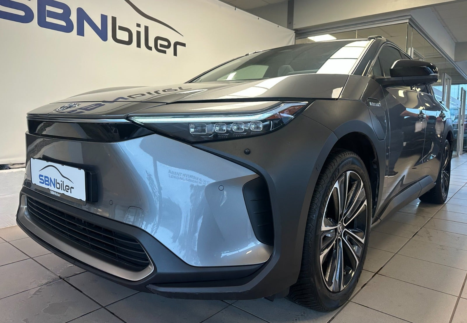 Grå Toyota BZ4X fra 2024