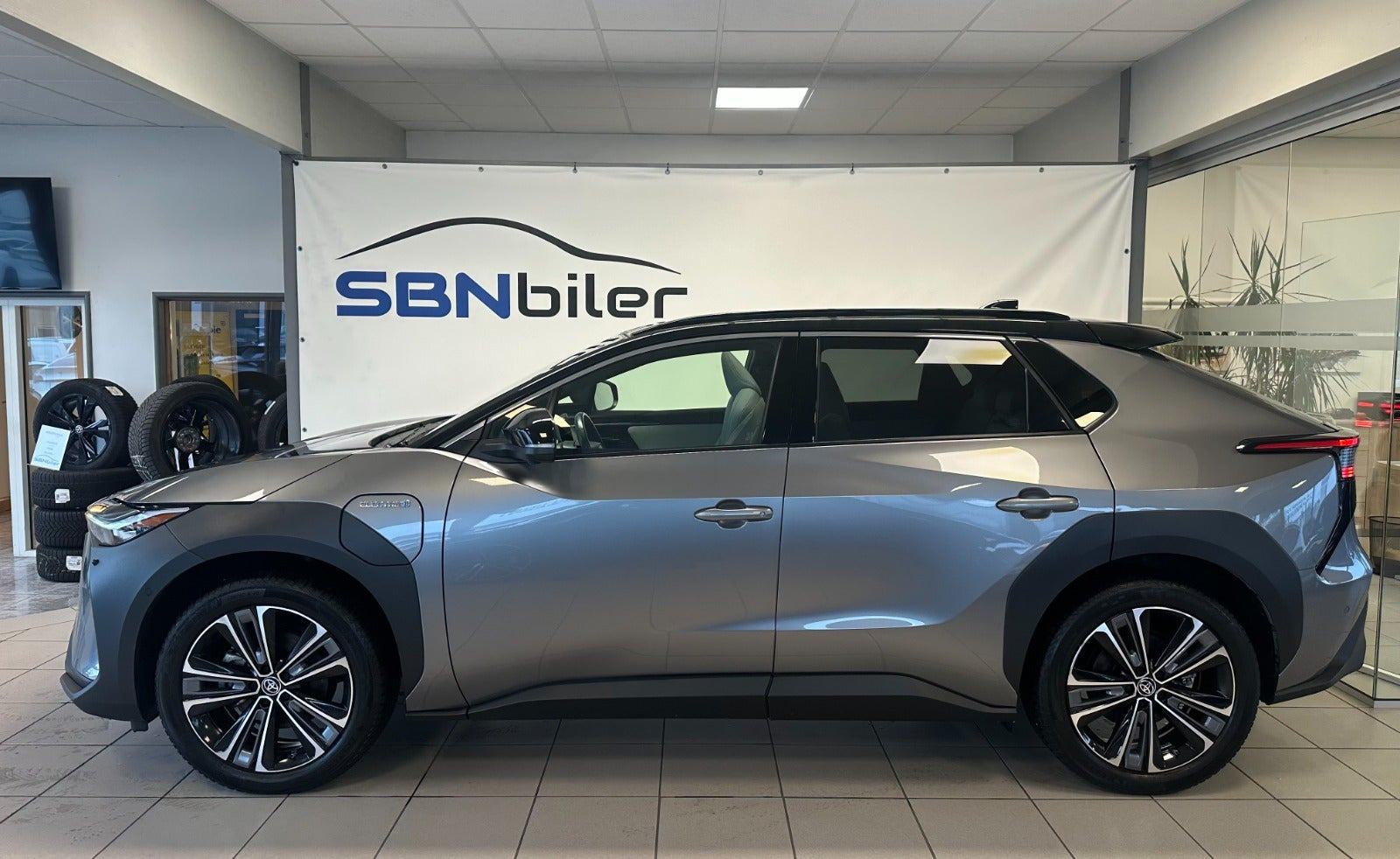 Grå Toyota BZ4X fra 2024