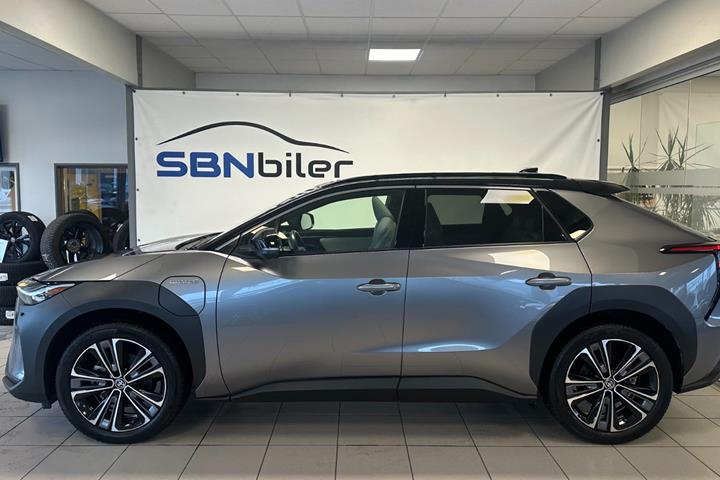 Grå Toyota BZ4X fra 2024
