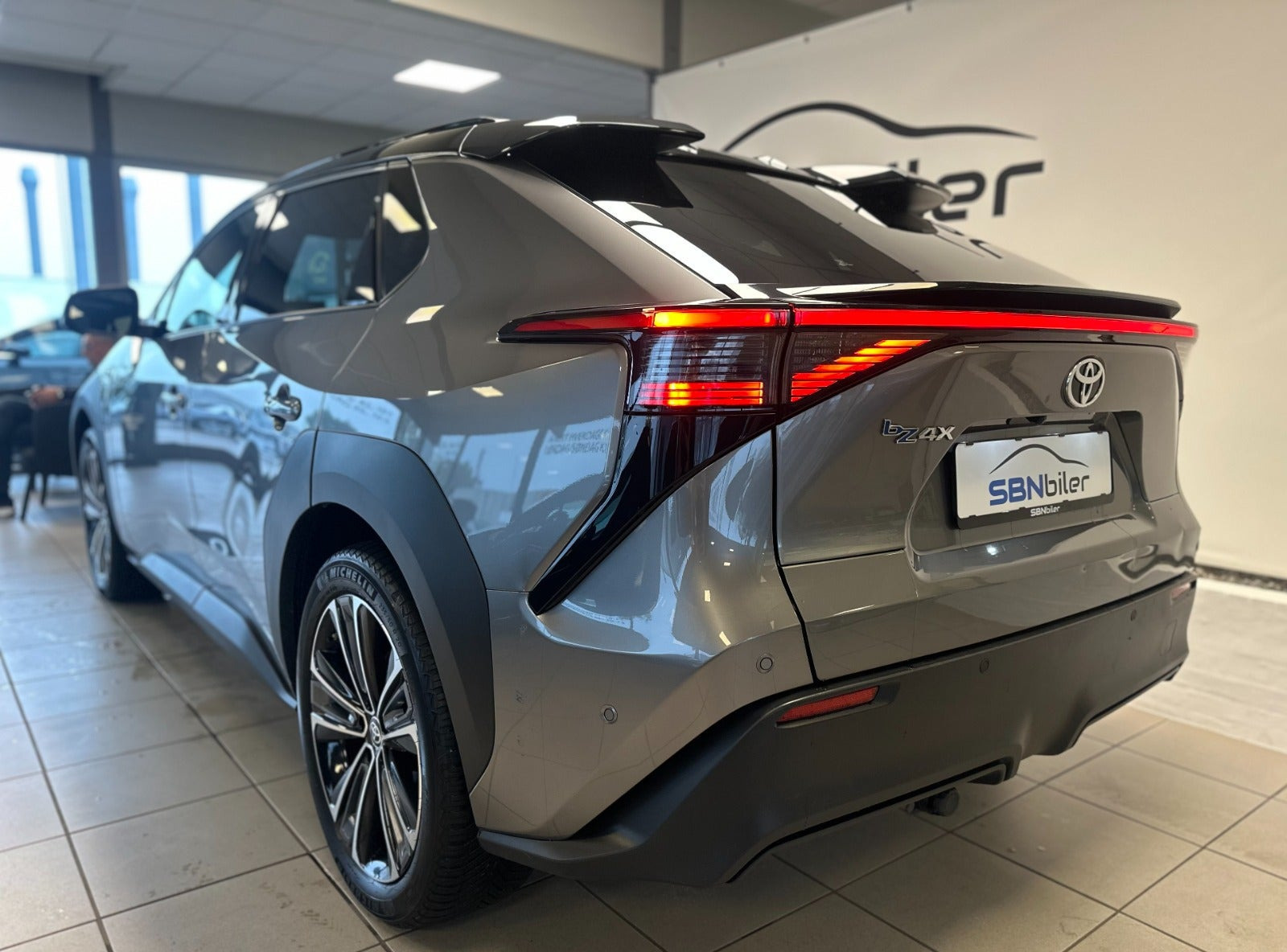 Grå Toyota BZ4X fra 2024