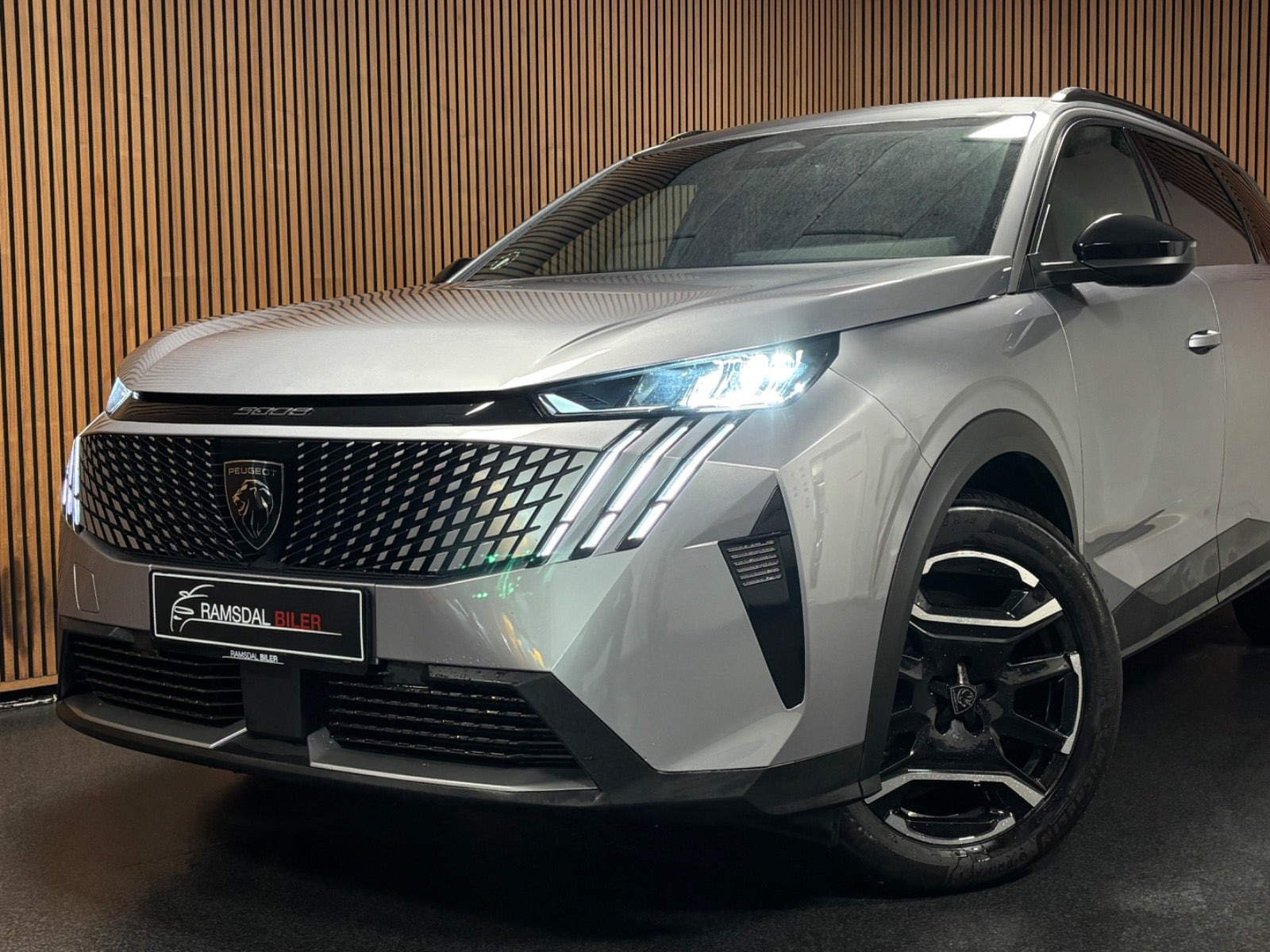 Gul Peugeot e-5008 fra 2025