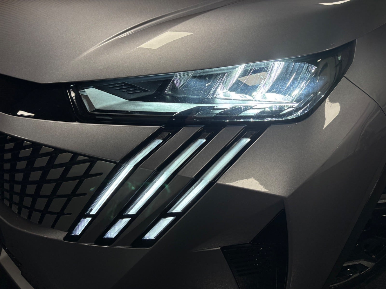 Gul Peugeot e-5008 fra 2025