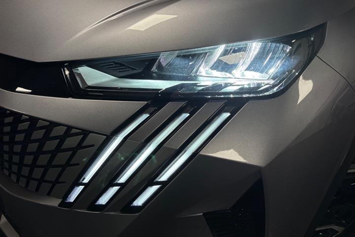 Gul Peugeot e-5008 fra 2025