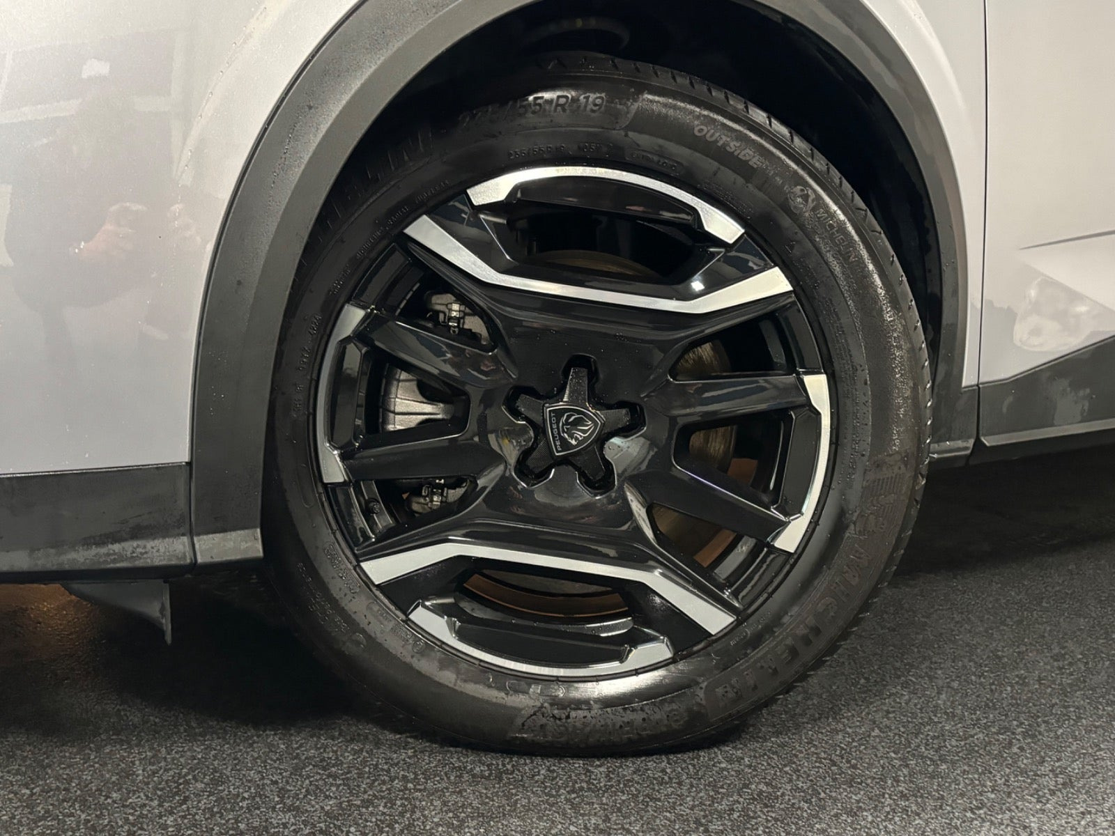 Gul Peugeot e-5008 fra 2025