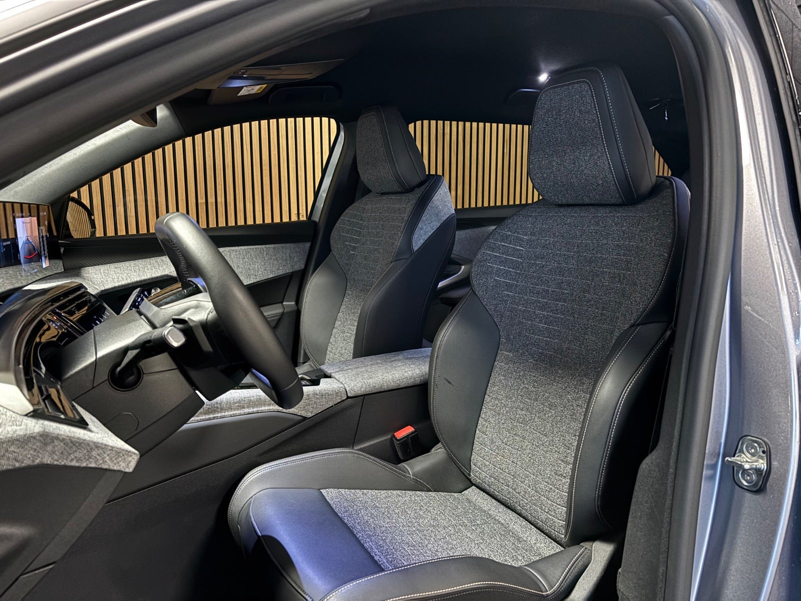 Gul Peugeot e-5008 fra 2025