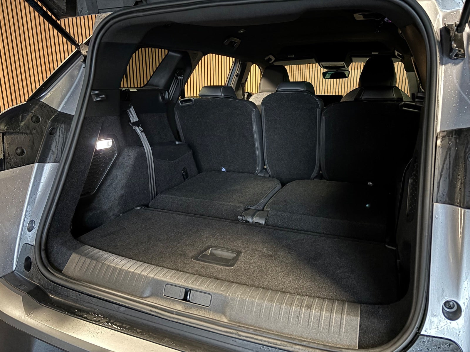 Gul Peugeot e-5008 fra 2025
