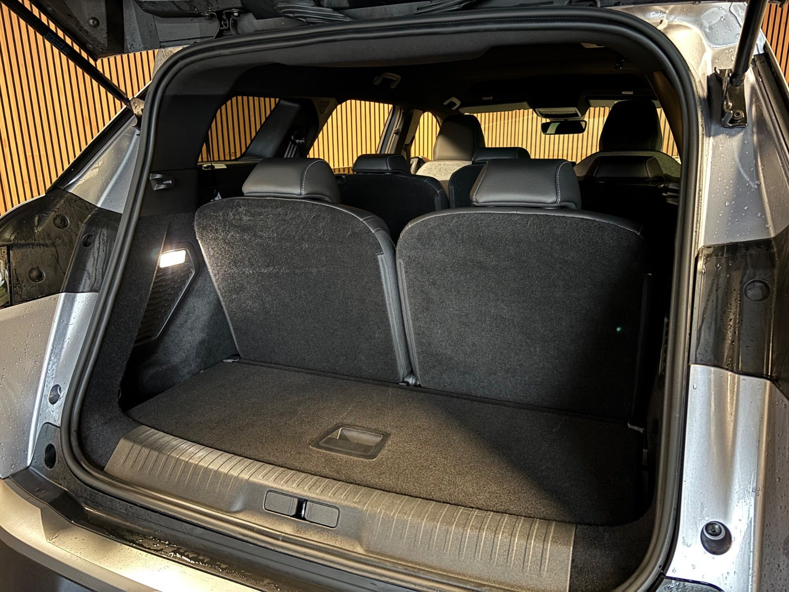 Gul Peugeot e-5008 fra 2025