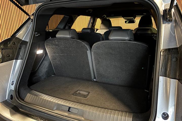 Gul Peugeot e-5008 fra 2025