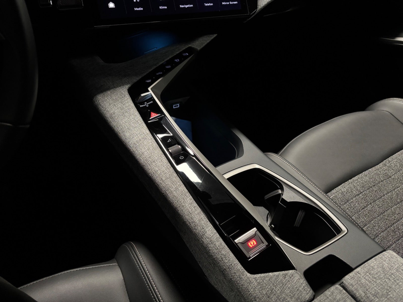 Gul Peugeot e-5008 fra 2025
