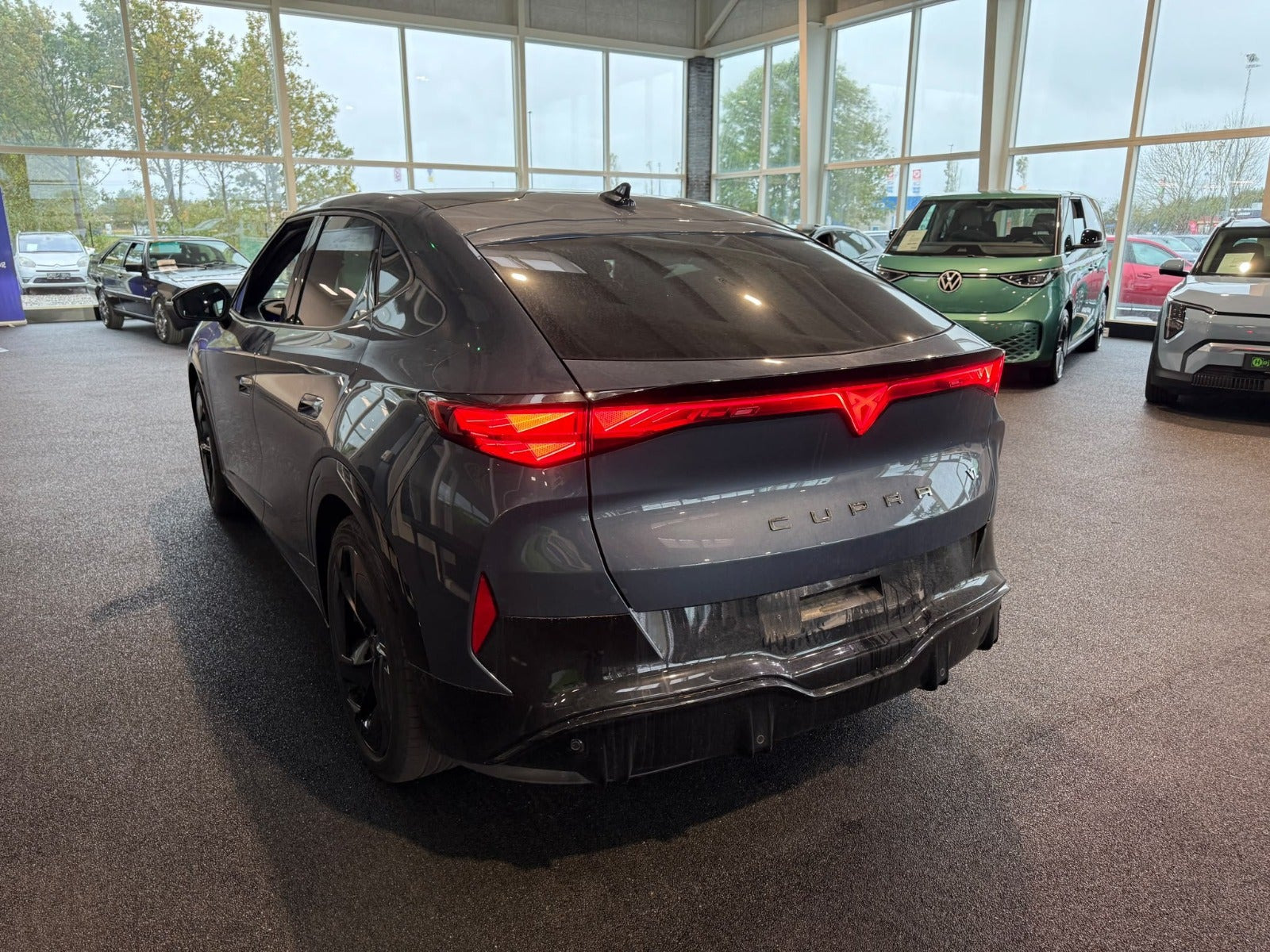 Blå Cupra Tavascan fra 2025