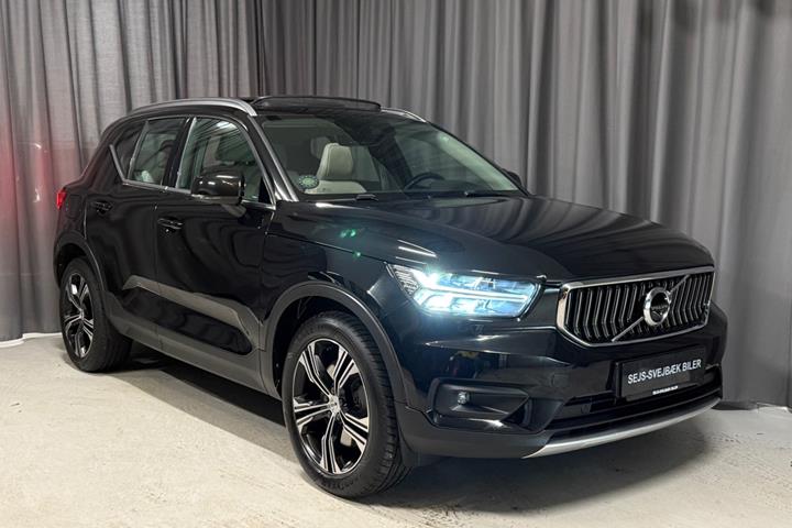 Sort Volvo XC40 fra 2021 set udefra