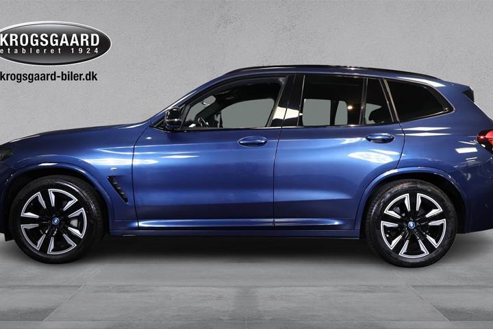 Blå BMW iX3 fra 2023