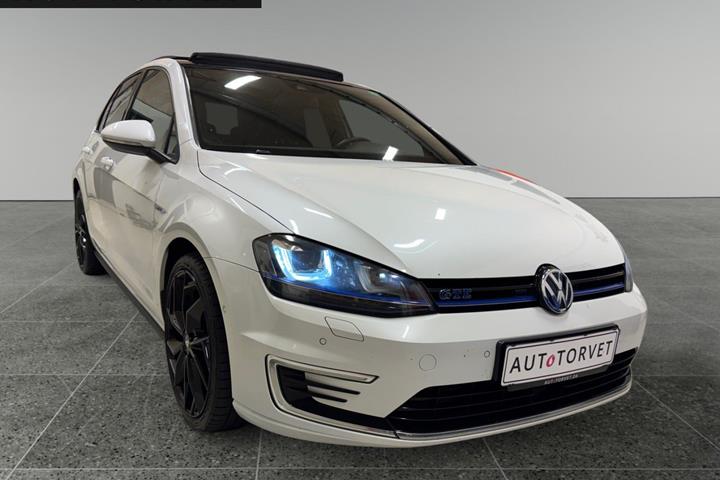 Hvid VW Golf VII fra 2015