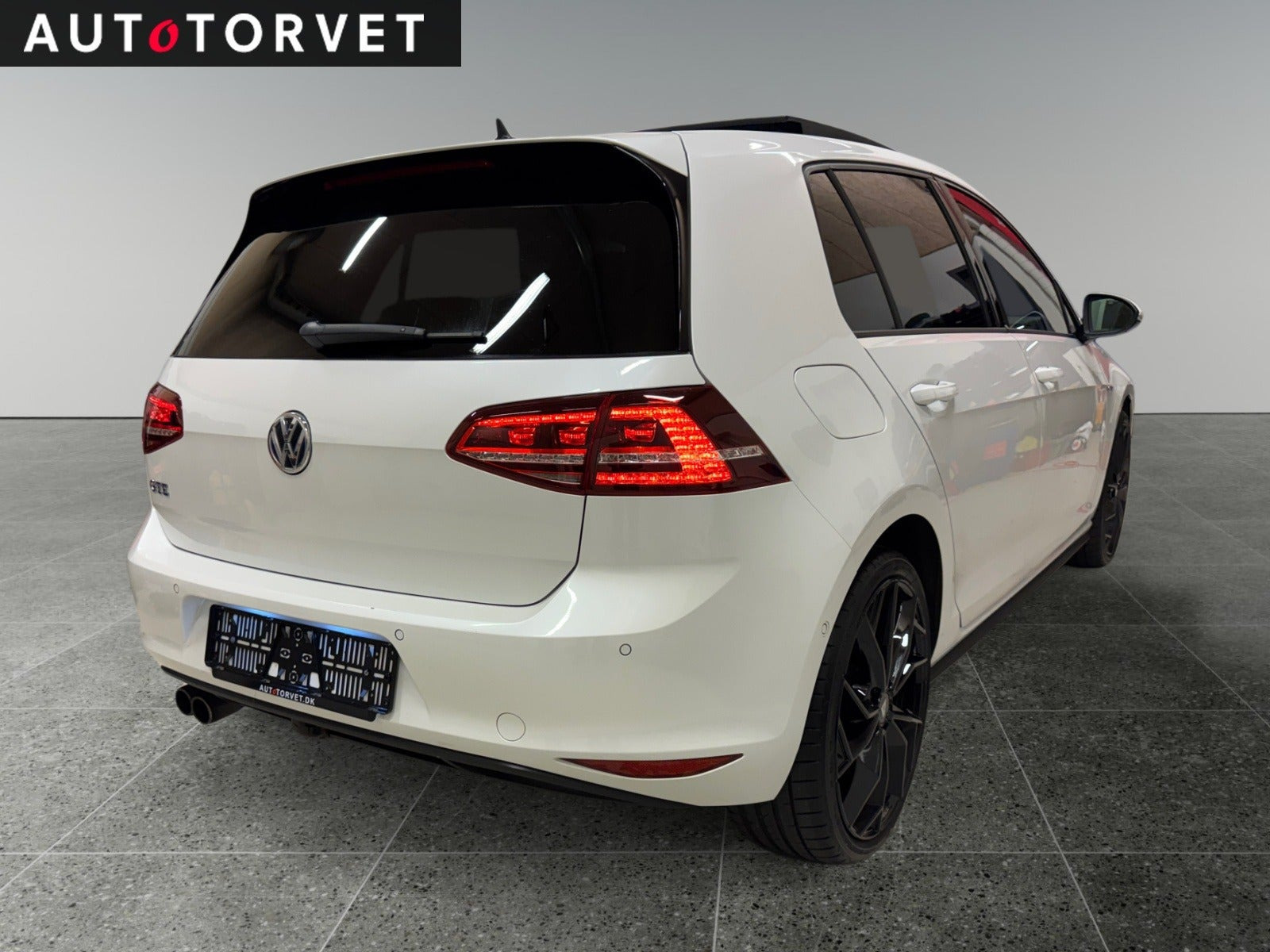 Hvid VW Golf VII fra 2015