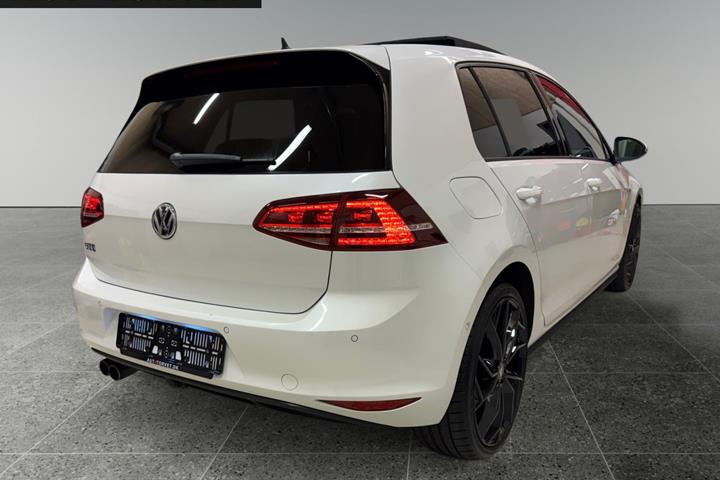 Hvid VW Golf VII fra 2015