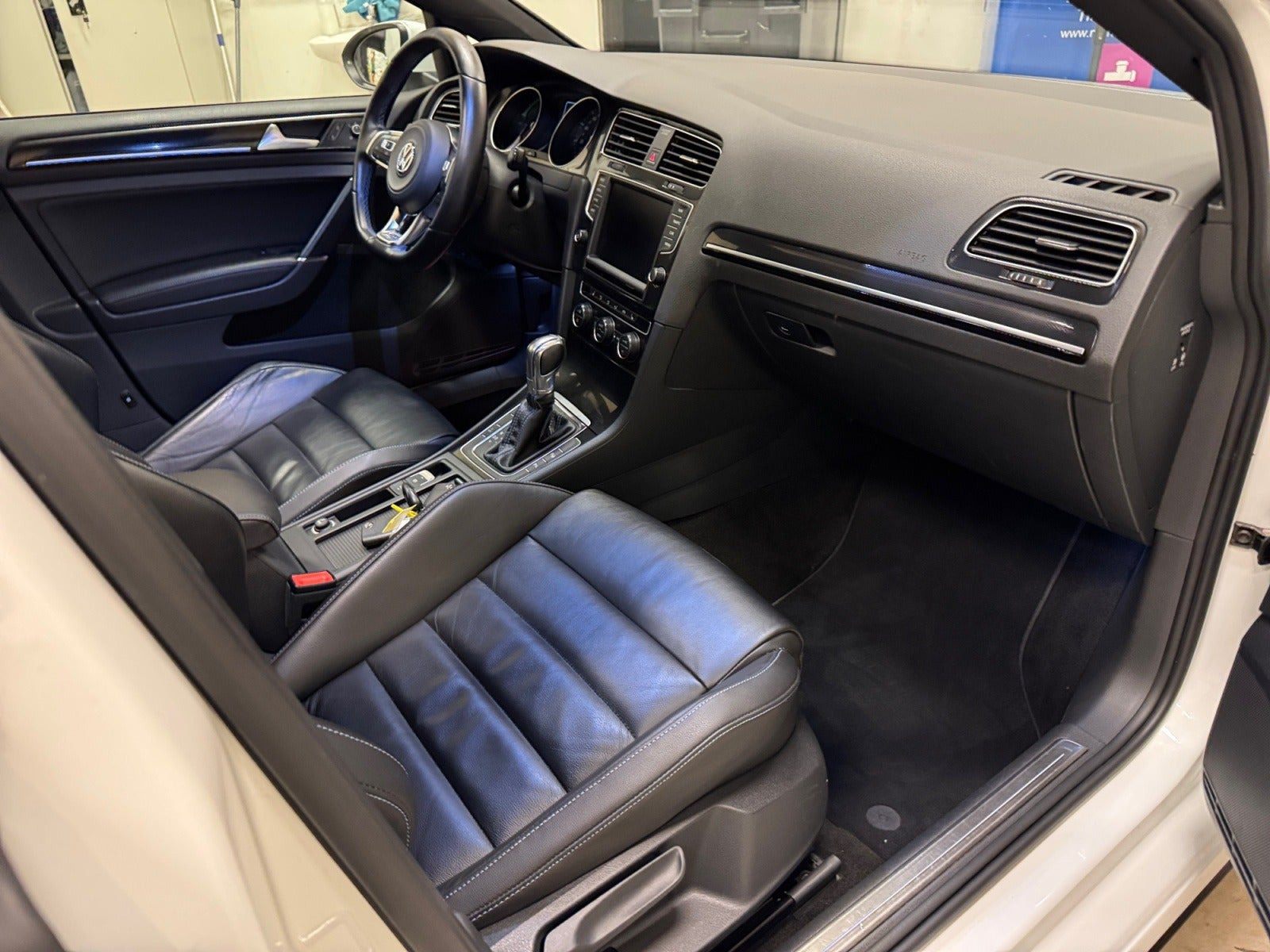 Hvid VW Golf VII fra 2015