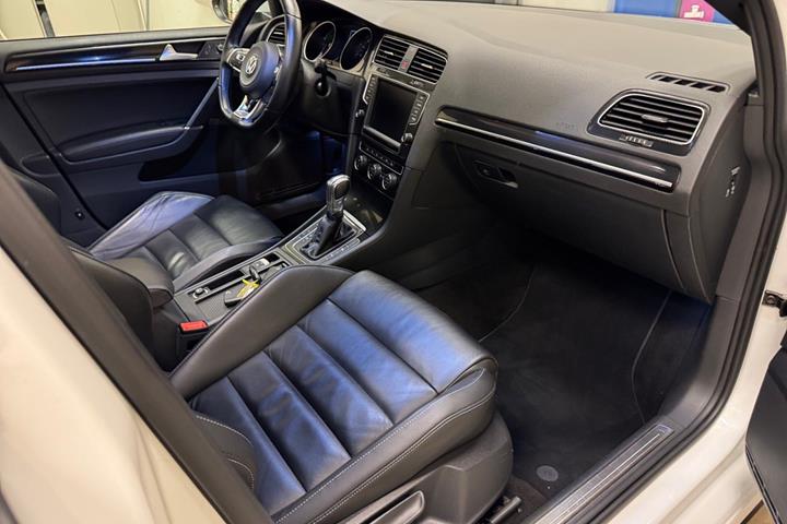 Hvid VW Golf VII fra 2015