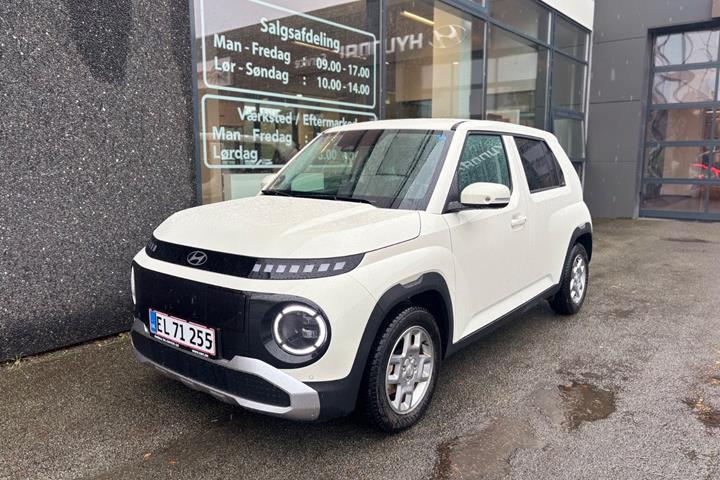 Beige Hyundai Inster fra 2026 set udefra