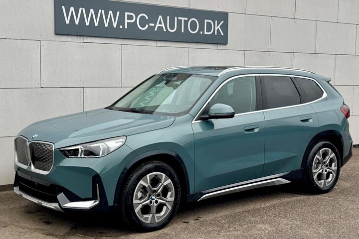Grøn BMW iX1 fra 2025