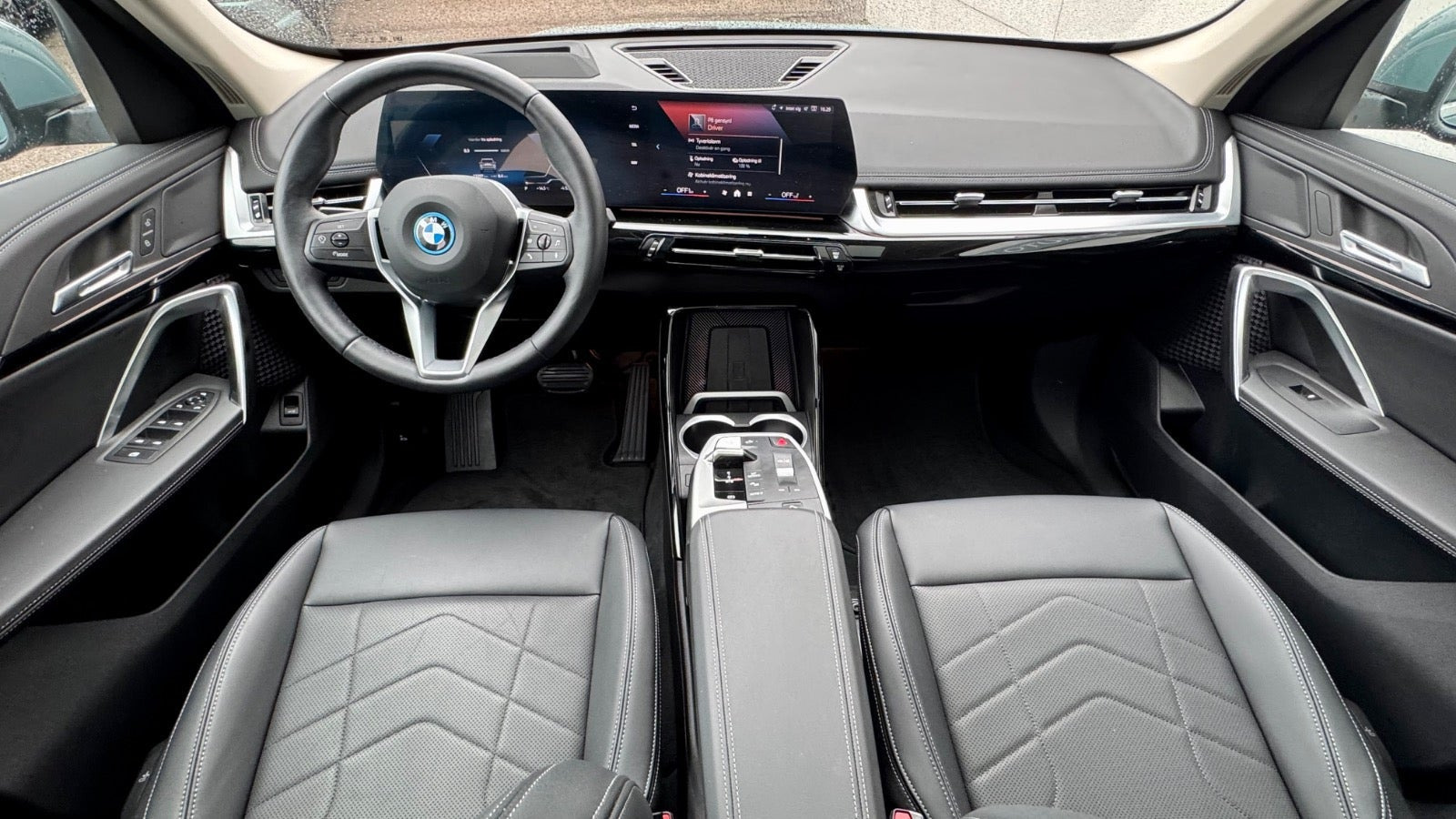 Grøn BMW iX1 fra 2025