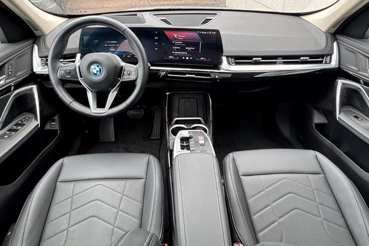 Grøn BMW iX1 fra 2025