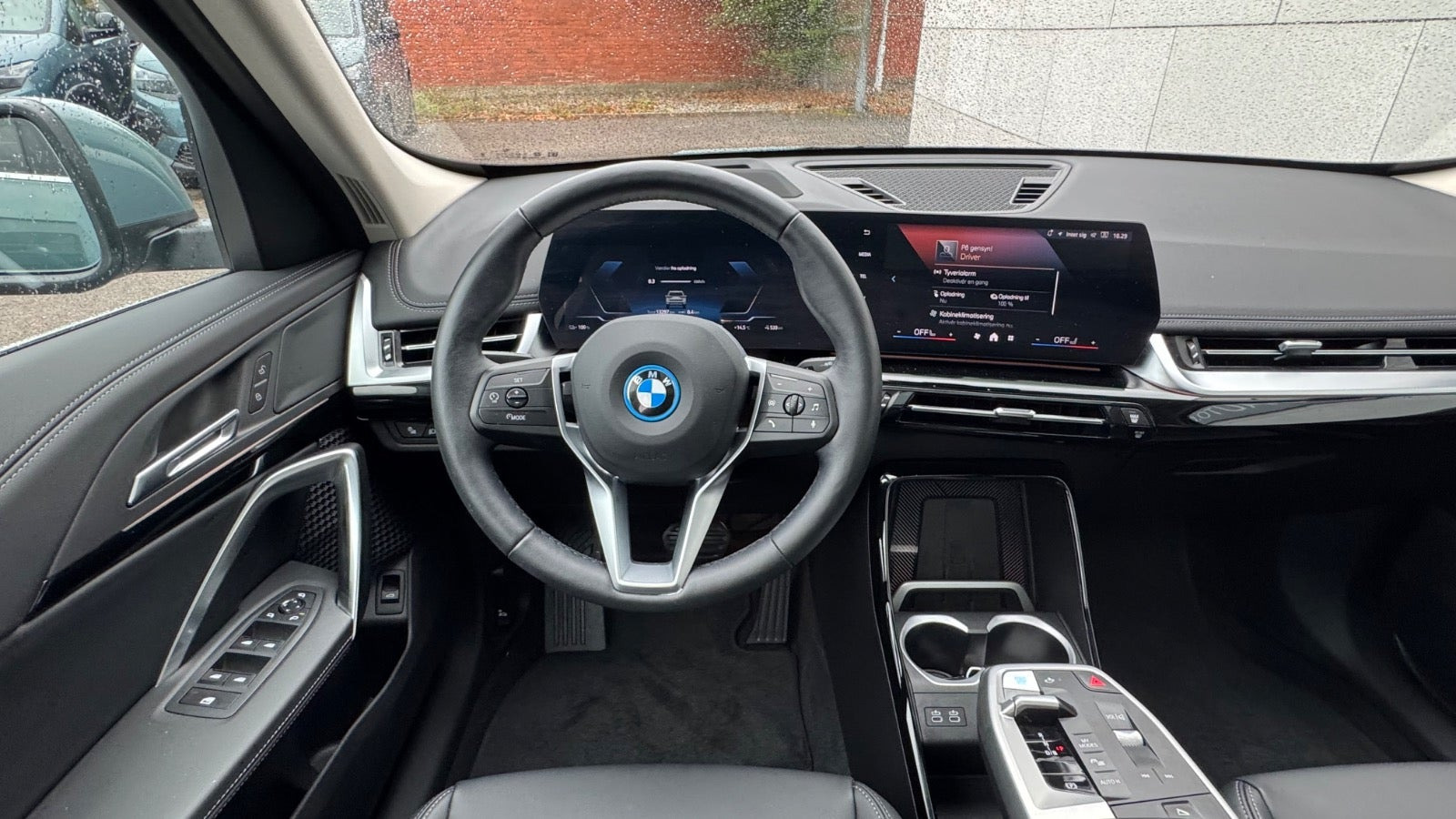 Grøn BMW iX1 fra 2025
