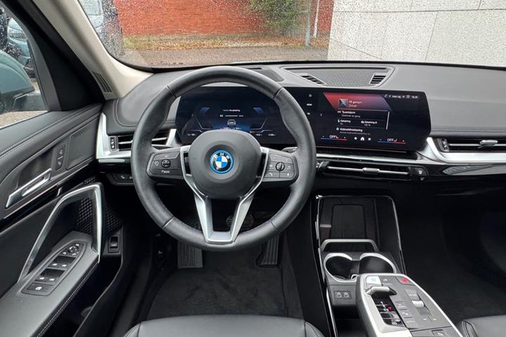 Grøn BMW iX1 fra 2025