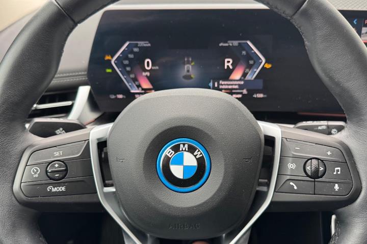 Grøn BMW iX1 fra 2025