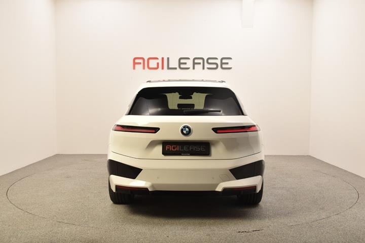 Hvid BMW iX fra 2022