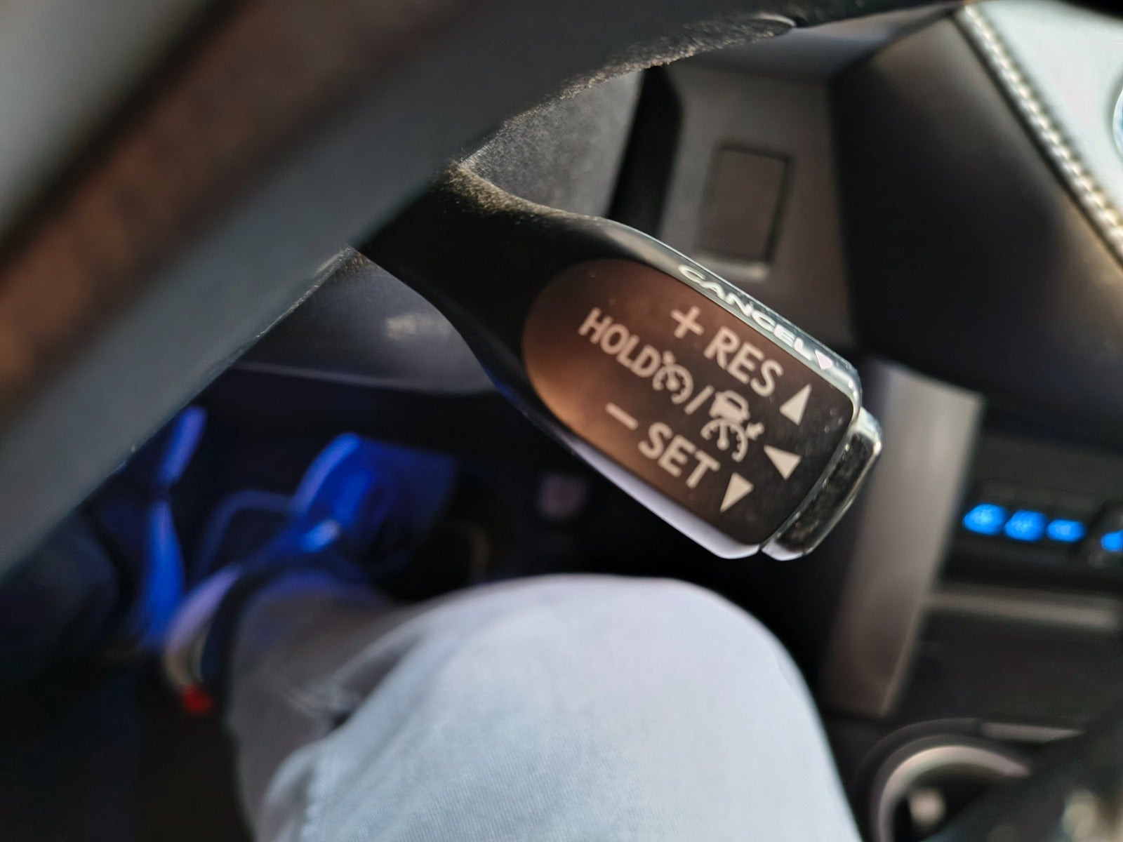 Grå Toyota RAV4 fra 2017