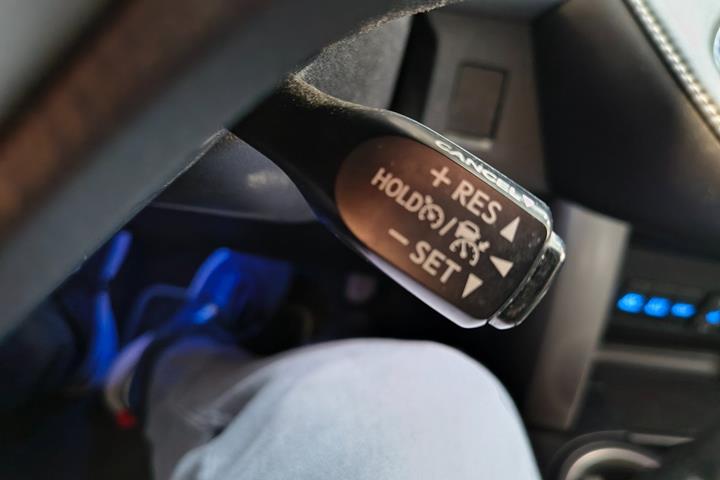 Grå Toyota RAV4 fra 2017