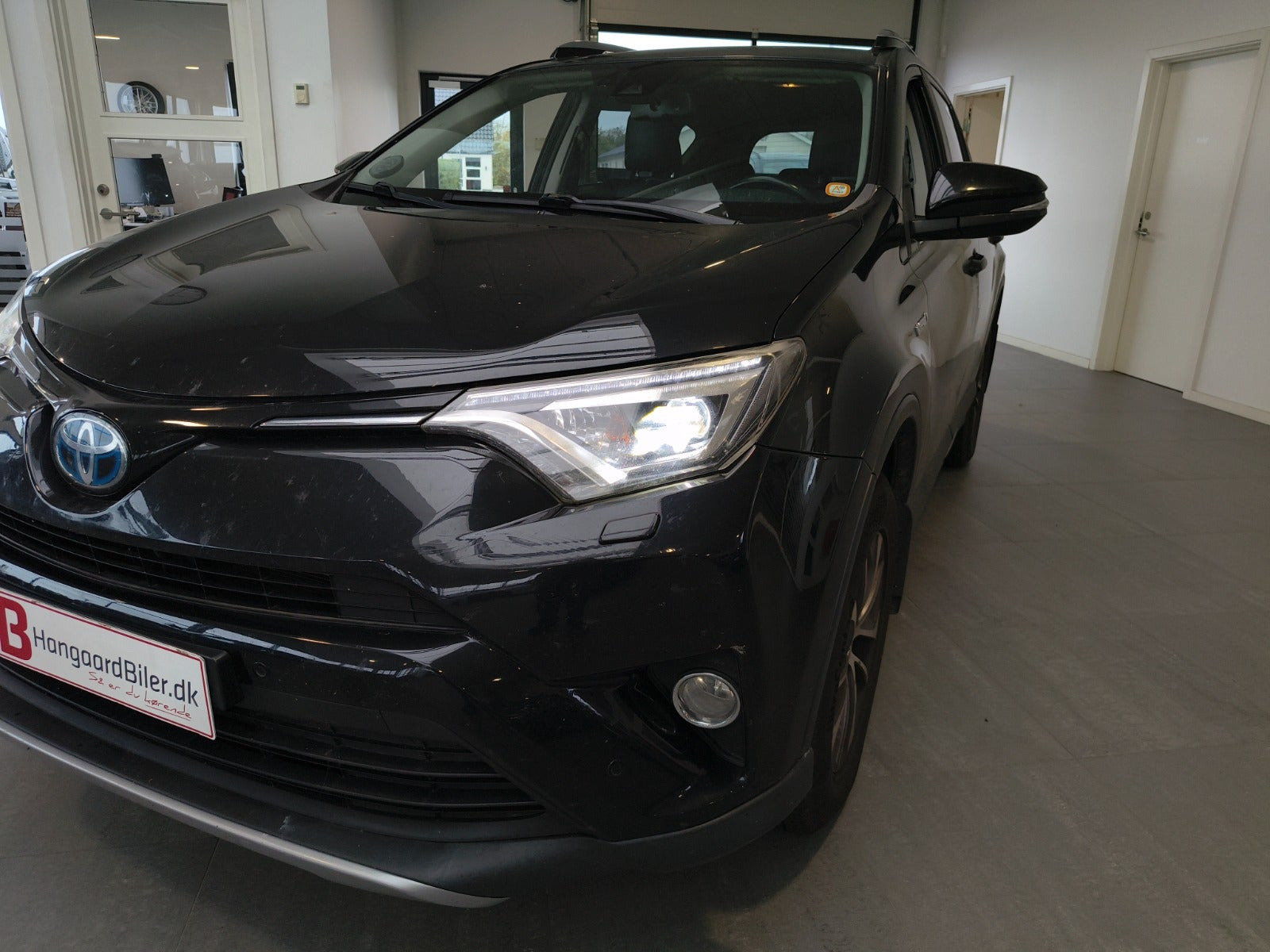 Grå Toyota RAV4 fra 2017