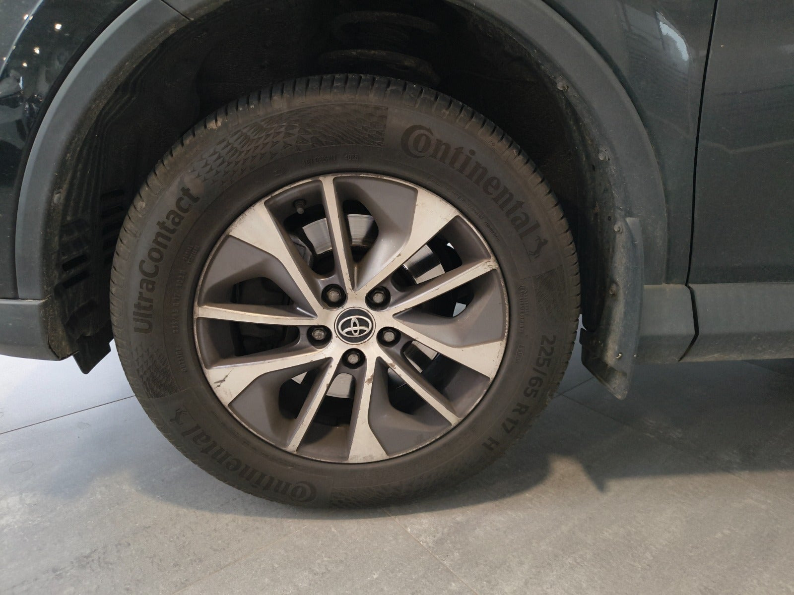 Grå Toyota RAV4 fra 2017