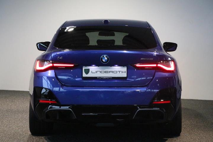 Blå BMW i4 fra 2025