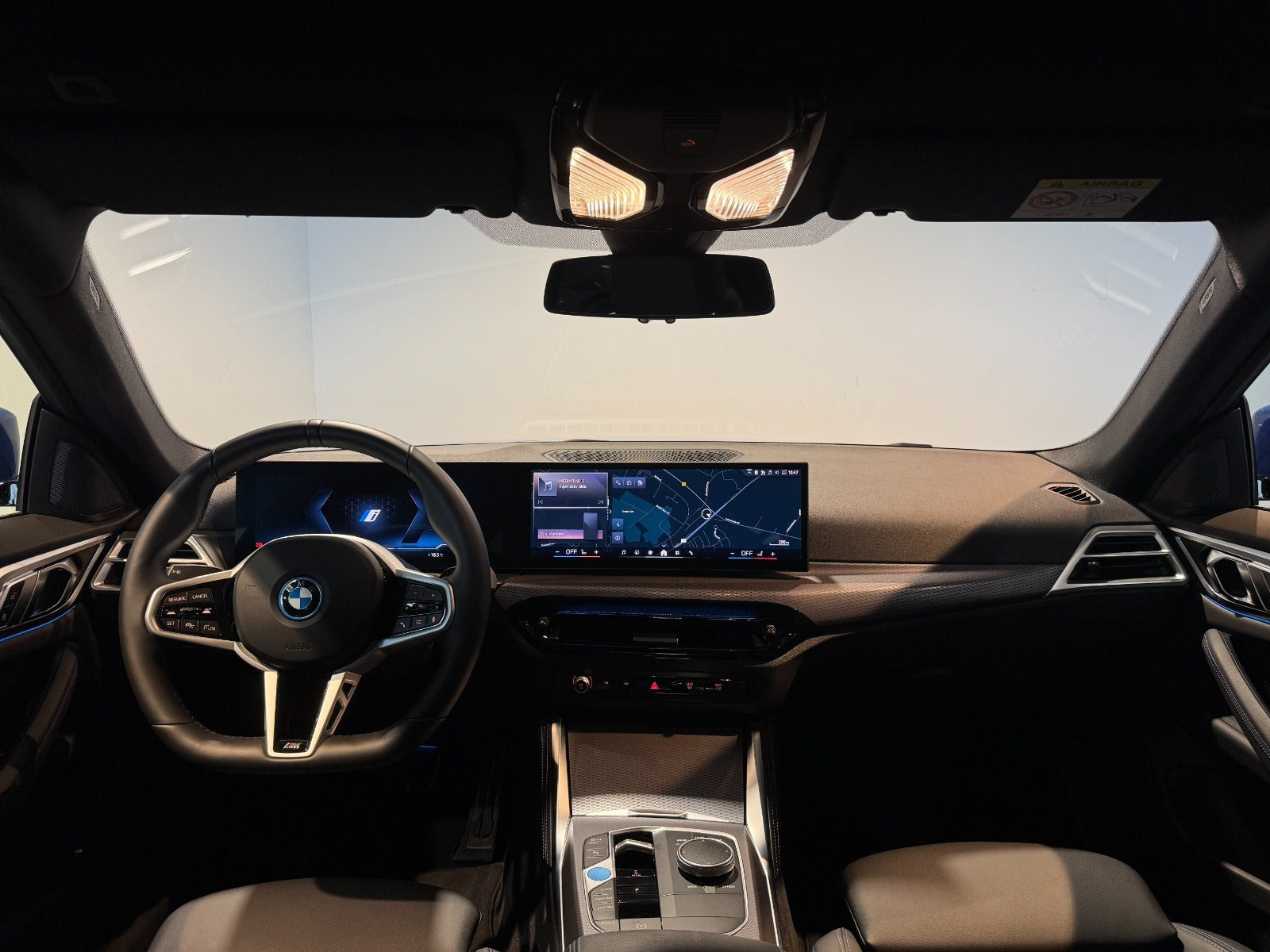 Blå BMW i4 fra 2025