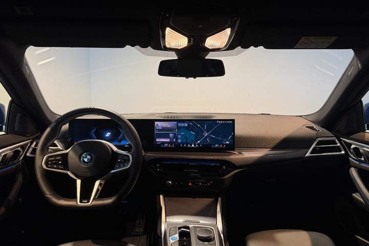 Blå BMW i4 fra 2025