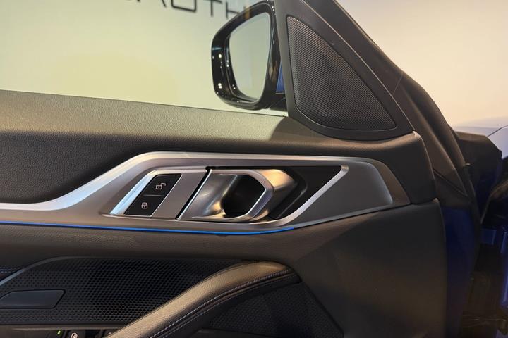 Blå BMW i4 fra 2025