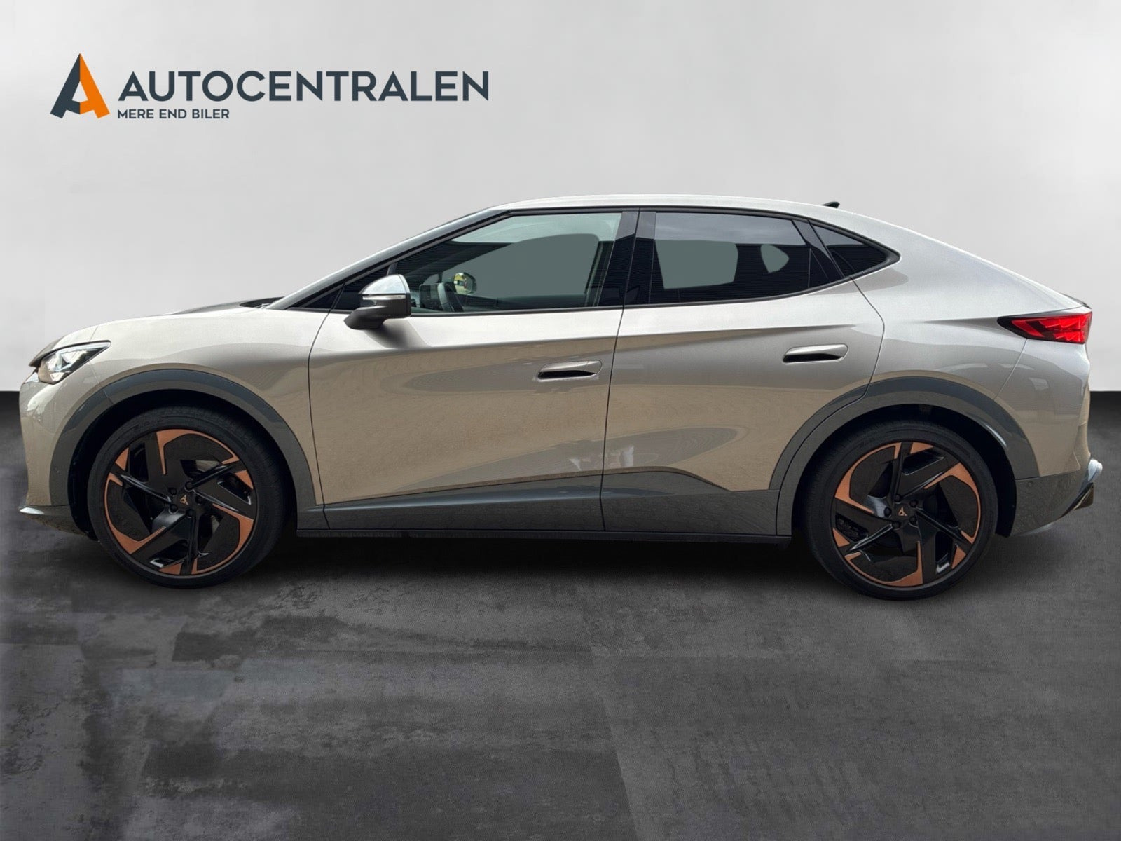 Beige Cupra Tavascan fra 2025