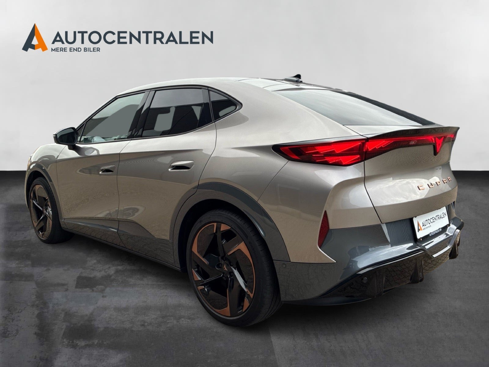 Beige Cupra Tavascan fra 2025