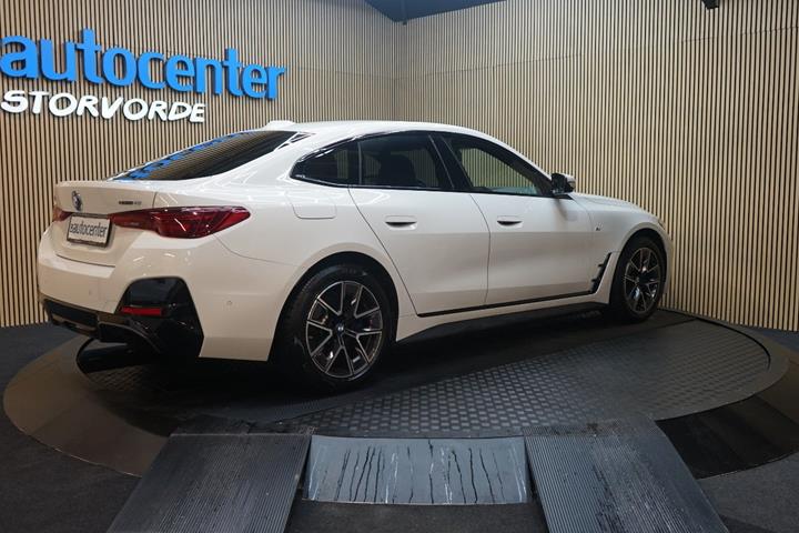 Hvid BMW i4 fra 2025