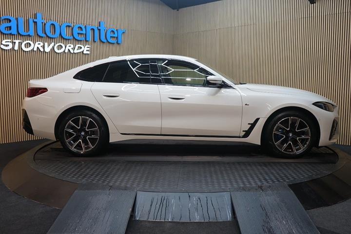 Hvid BMW i4 fra 2025