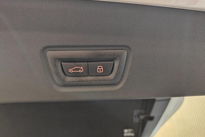 Hvid BMW i4 fra 2025