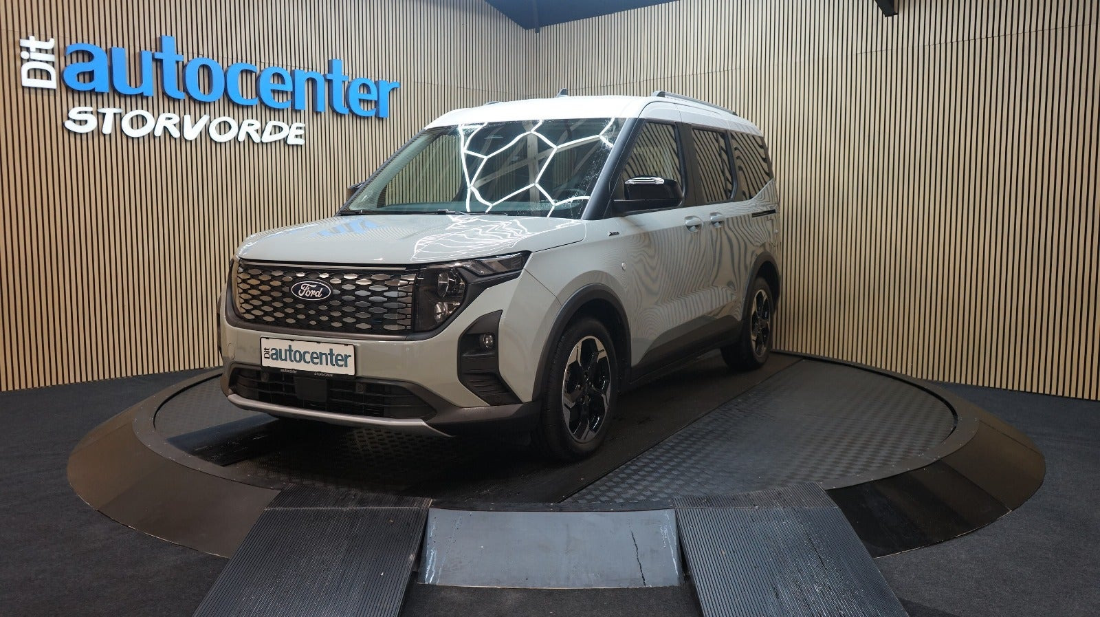 Grå Ford E-Tourneo Courier fra 2026