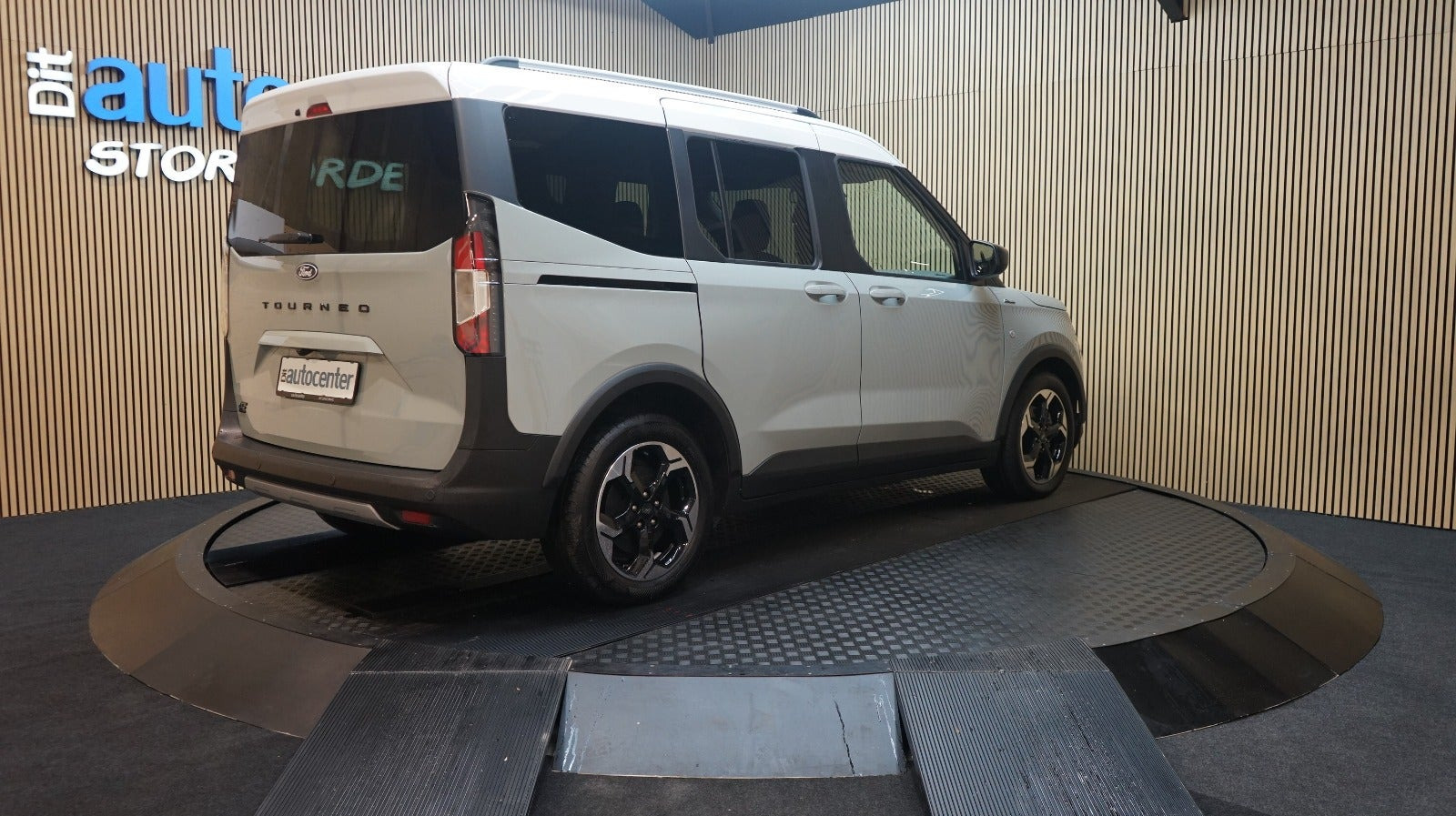 Grå Ford E-Tourneo Courier fra 2026