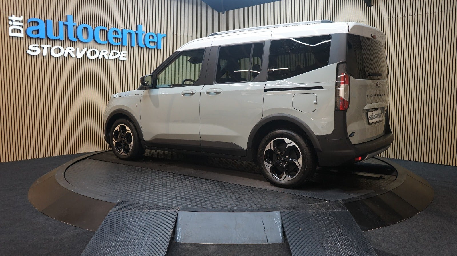 Grå Ford E-Tourneo Courier fra 2026